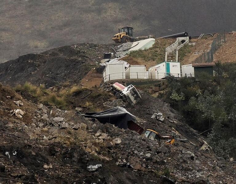 Encuentran restos óseos en la zona del derrumbe del vertedero de Zaldibar