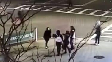 Agreden a una mujer y a su hija de 15 años en Boston por hablar en español