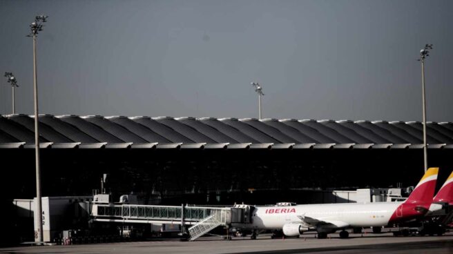 Dos aviones abren la entrada a sus pasajeros en el Aeropuerto Adolfo Suárez Madrid-Barajas.