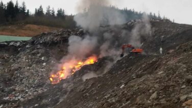 Salud recupera las medidas de precaución para un barrio de Ermua tras el nuevo incendio en Zaldibar