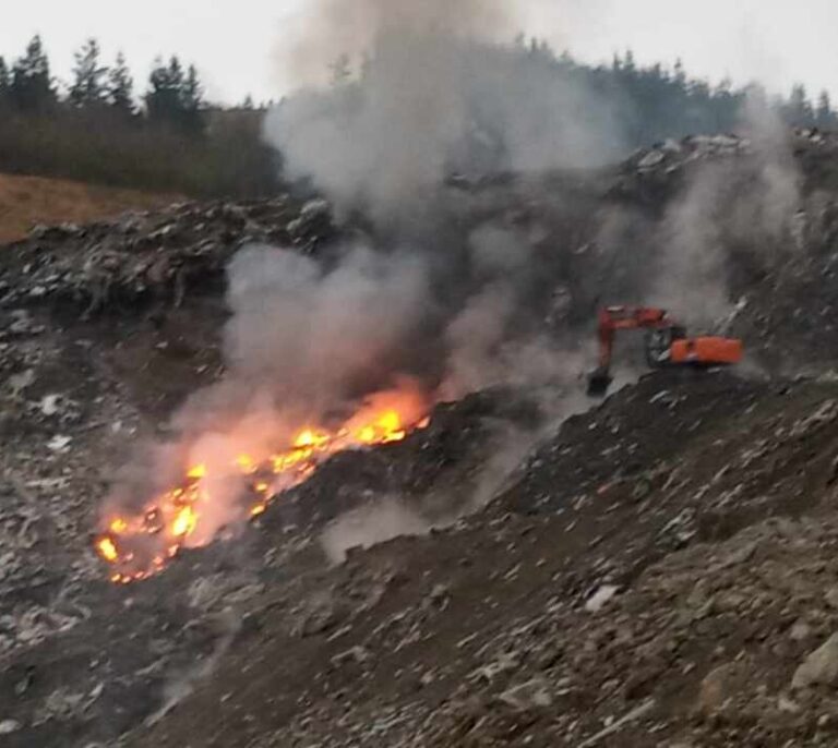 Salud recupera las medidas de precaución para un barrio de Ermua tras el nuevo incendio en Zaldibar