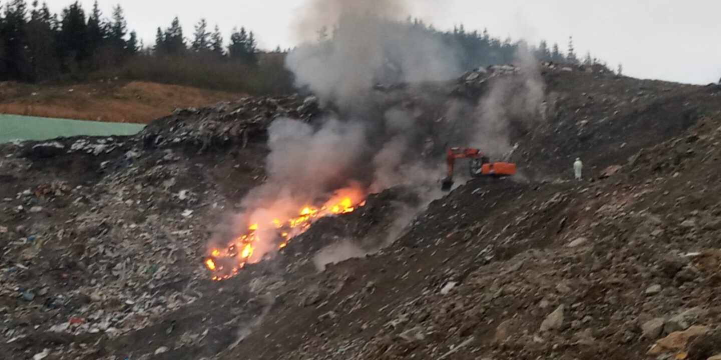 Salud recupera las medidas de precaución para un barrio de Ermua tras el nuevo incendio en Zaldibar