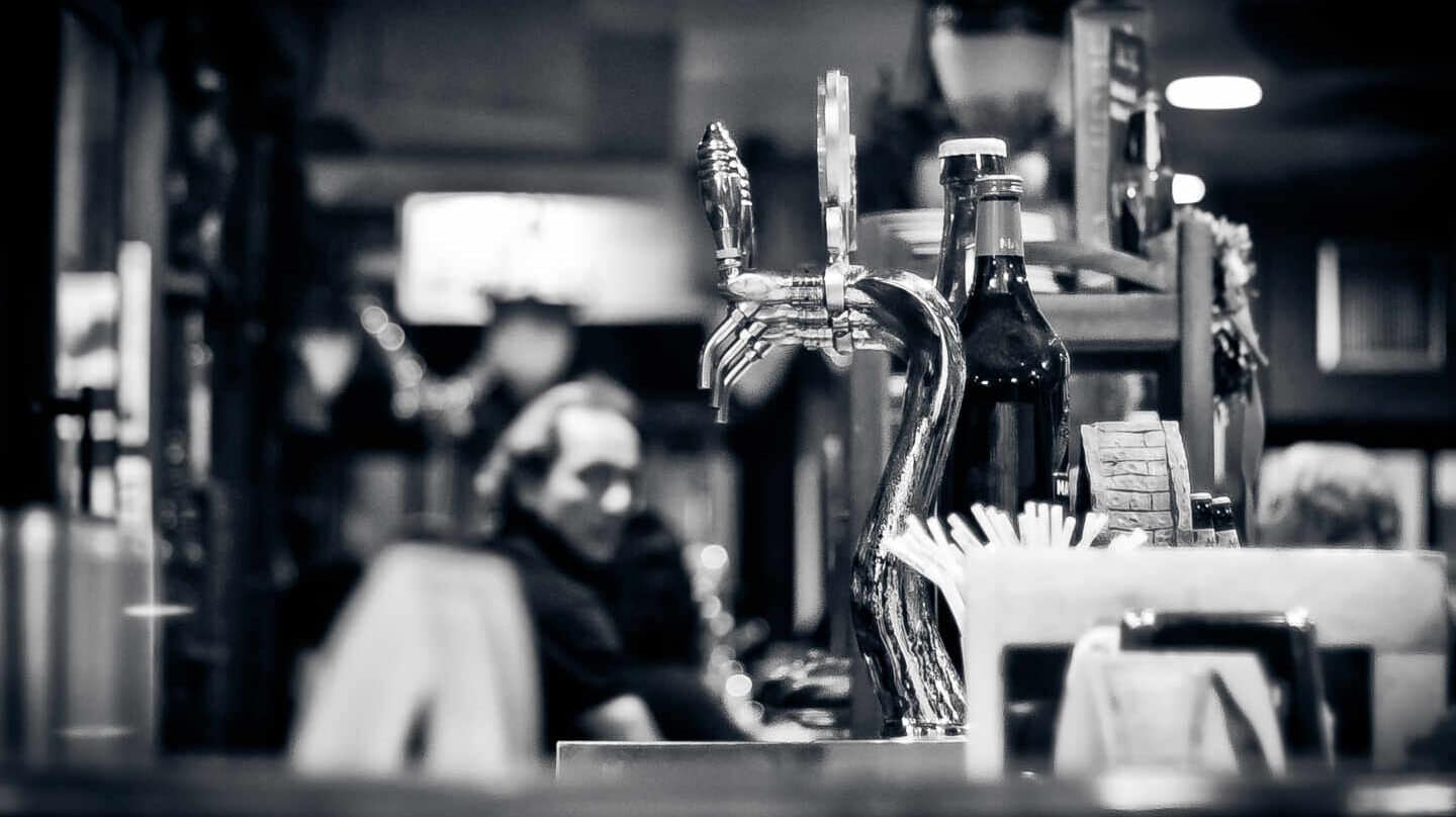 Grifos de cerveza en un bar.