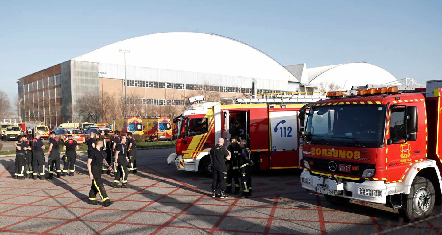 Equipos de emergencia en el aeropuerto de Madrid-Barajas.