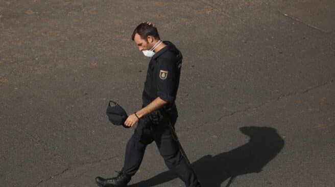 Un policía nacional con mascarilla junto al hotel en cuarentena de Adeje (Tenerife).