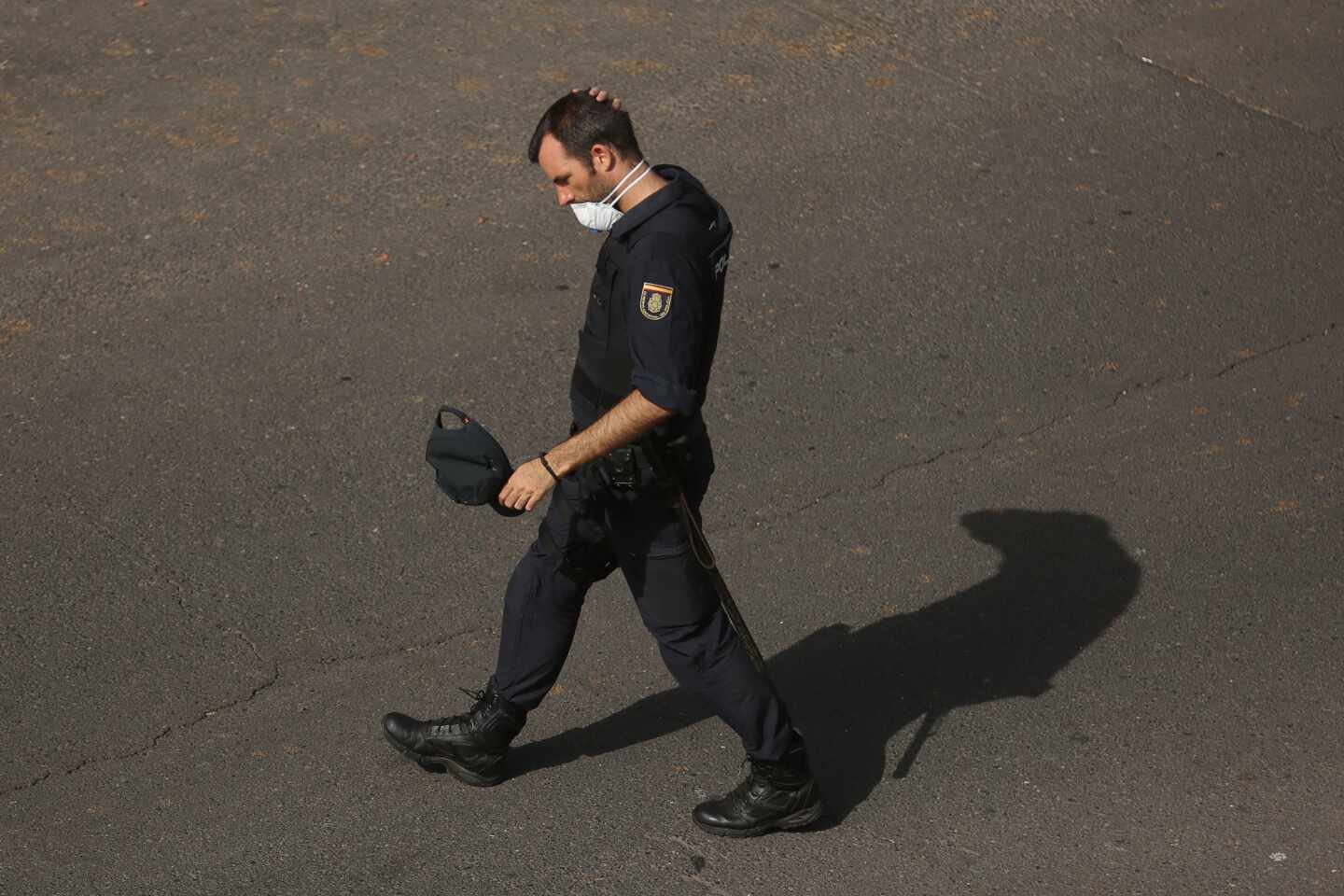 Un policía nacional con mascarilla junto al hotel en cuarentena de Adeje (Tenerife).