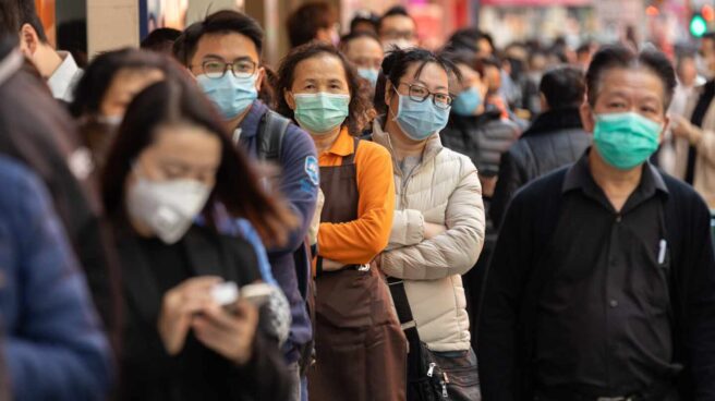 Personas con mascarillas en Hong Kong (China)