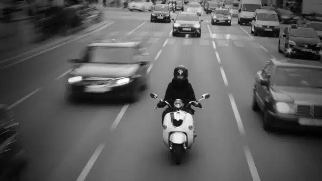 Colau potencia a los jóvenes emprendedores con el servicio de motos compartidas para Barcelona