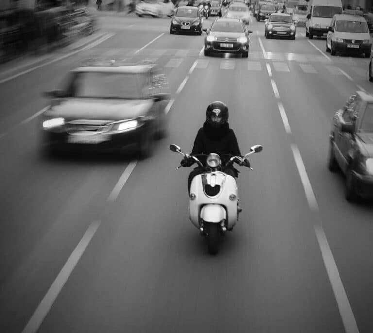 Colau potencia a los jóvenes emprendedores con el servicio de motos compartidas para Barcelona