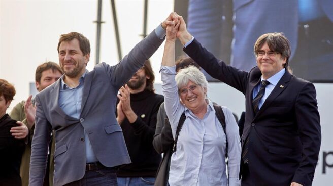 El expresidente de la Generalitat Carles Puigdemont y los exdiputados Toni Comín y Clara Punsatí en Perpiñán.