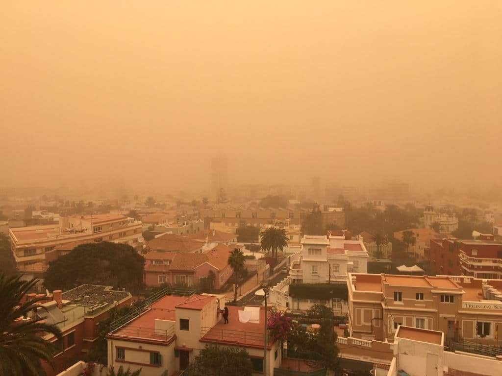 Polvo en suspensión en un vecindario de España durante un episodio de calima.