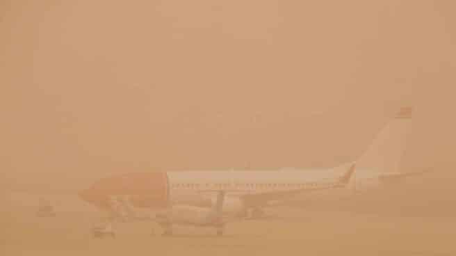 Los aeropuertos canarios han permanecido cerrados durante casi todo el día por la densa calima sobre las islas.