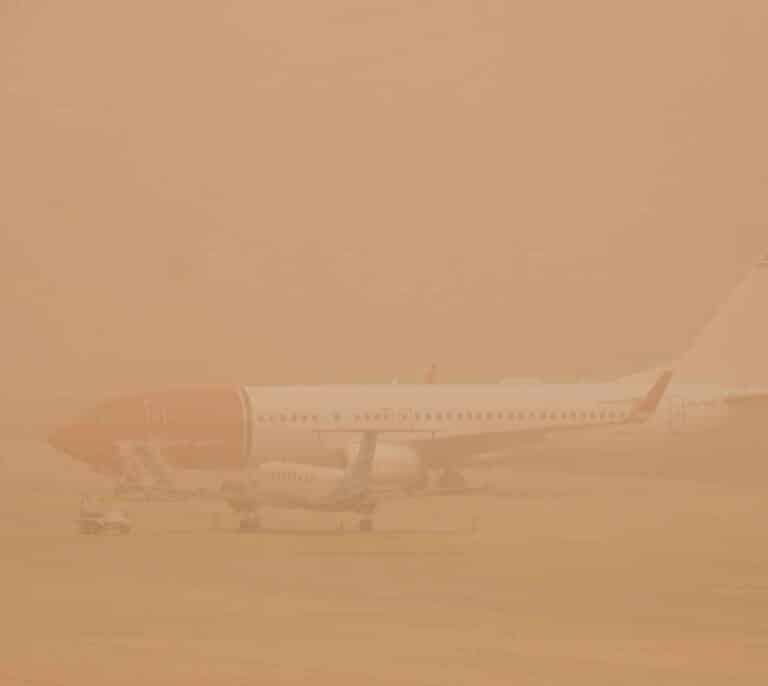 Reabren el tráfico aéreo en Canarias tras la calima y los incendios de este fin de semana