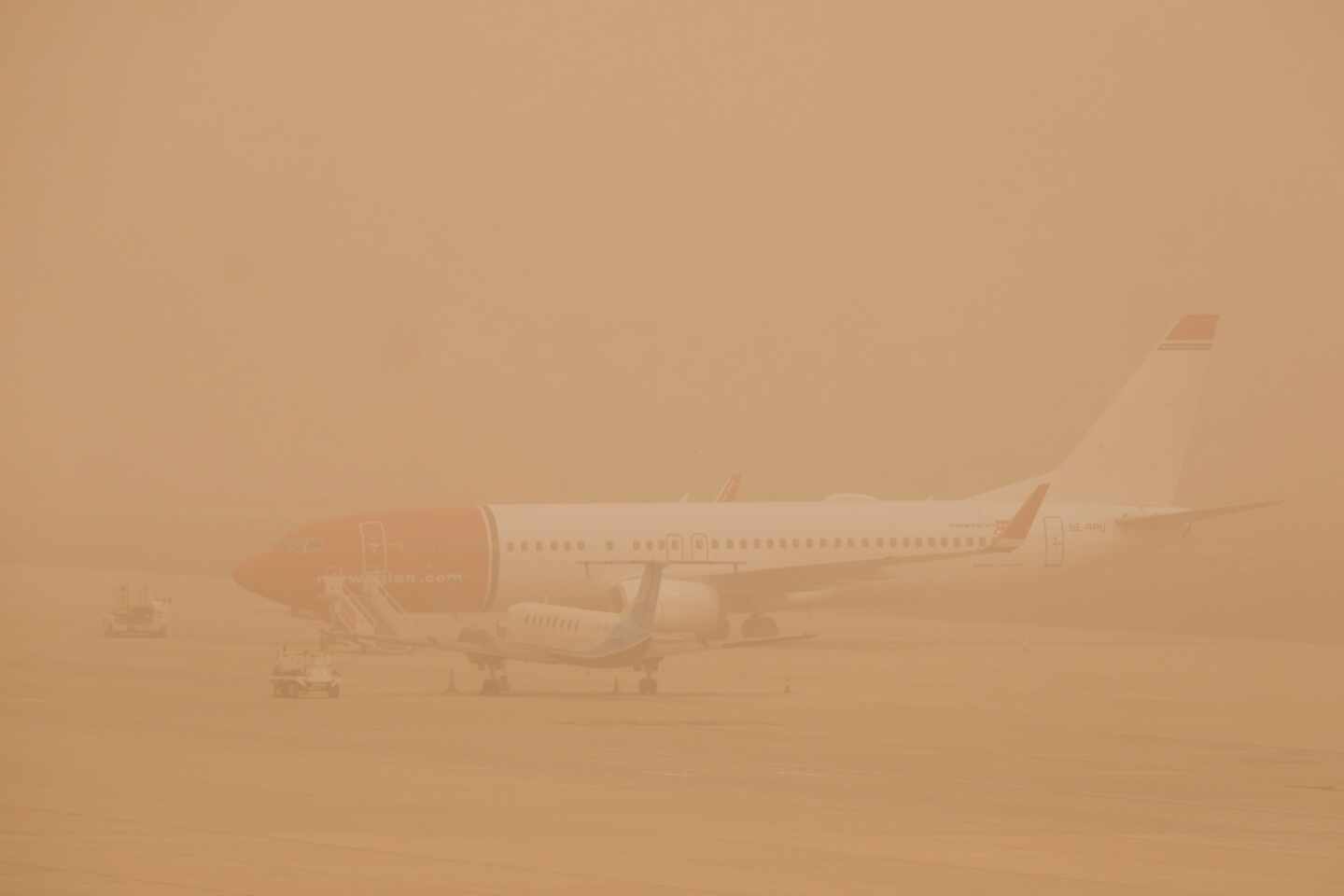 Reabren el tráfico aéreo en Canarias tras la calima y los incendios de este fin de semana