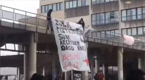 Colocan una pancarta de apoyo a ETA en la UPV: "El fuego que encendisteis nos iluminará"
