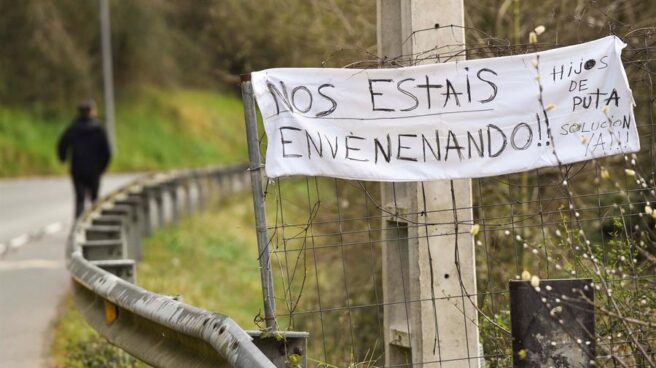 Cartel de denuncia aparecido en el entorno de Zaldibar.