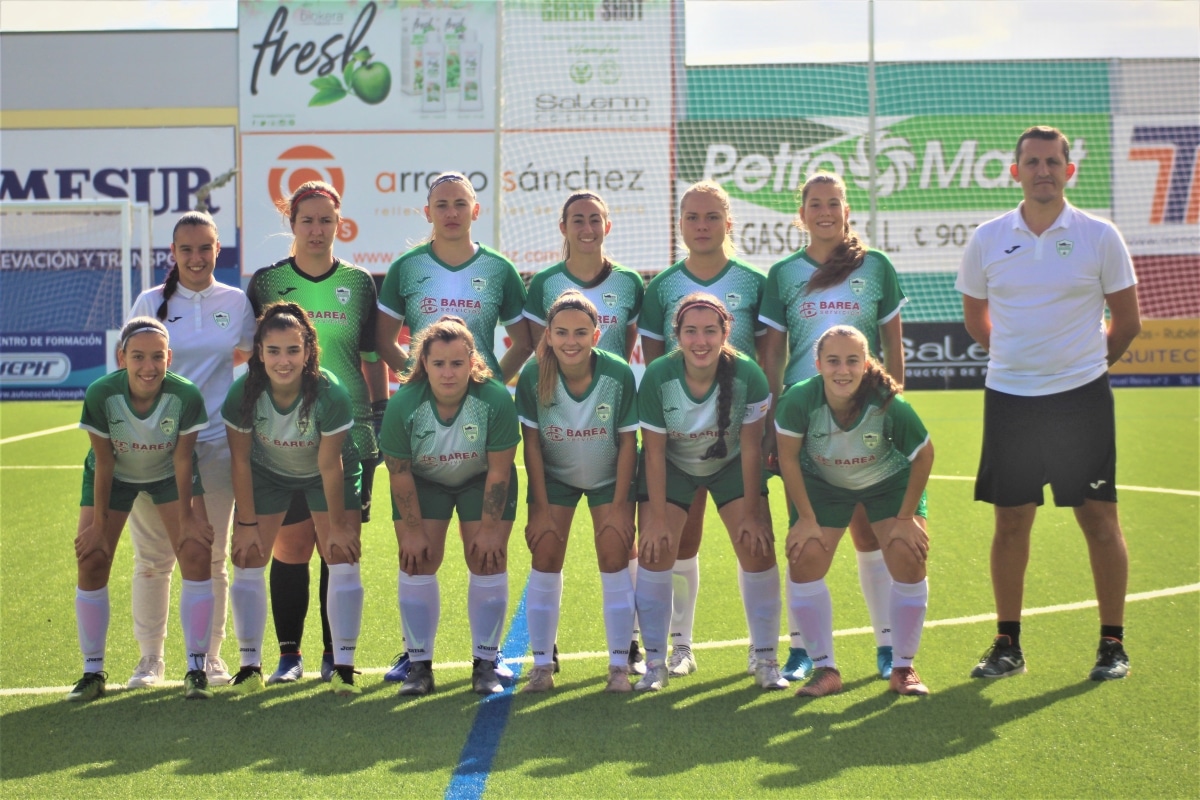 Francisco Javier González Chimeno y las jugadores del equipo cordobés al que entrena.