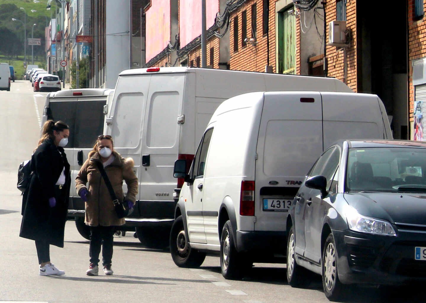 Dos mujeres con mascarillas y guantes van a comprar al polígono Cobo Calleja, en Madrid