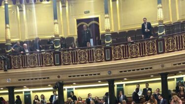 Tensión en el Congreso: diputados de Vox ocupan parte de los escaños del PSOE y Podemos