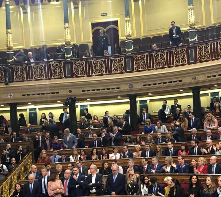 Tensión en el Congreso: diputados de Vox ocupan parte de los escaños del PSOE y Podemos