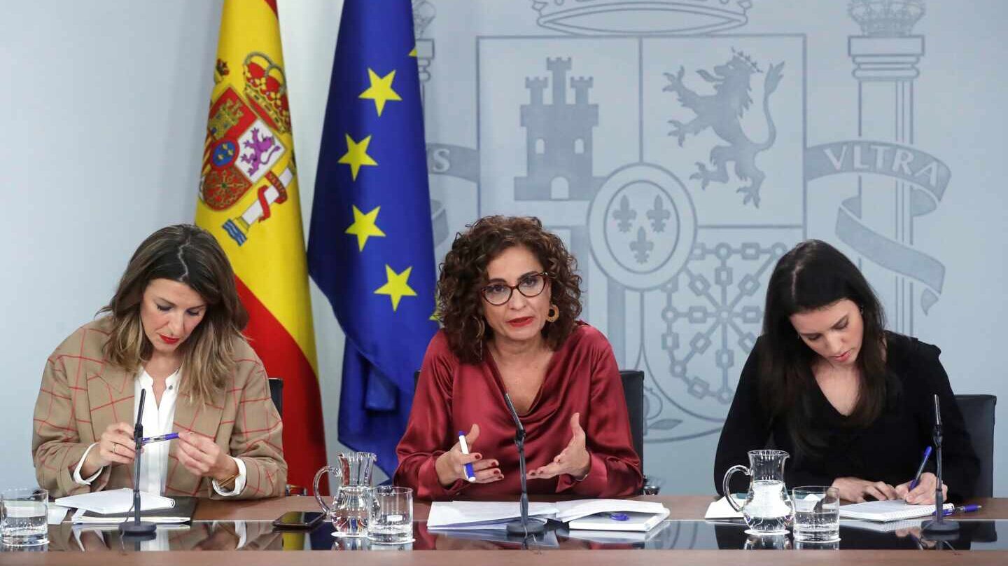 La ministra de Trabajo, Yolanda Díaz, junto a la ministra de Hacienda, María Jesús Montero.