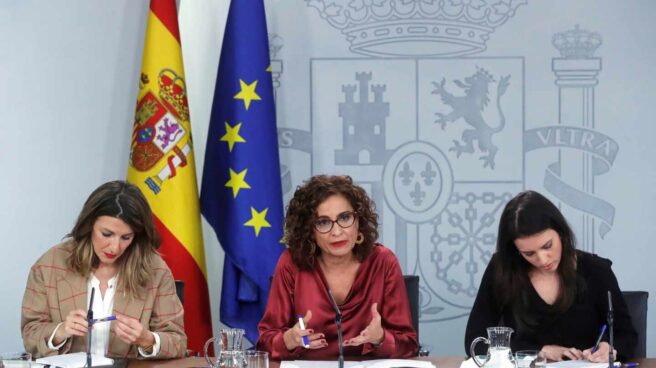 La ministra de Trabajo, Yolanda Díaz, junto a la ministra de Hacienda, María Jesús Montero.