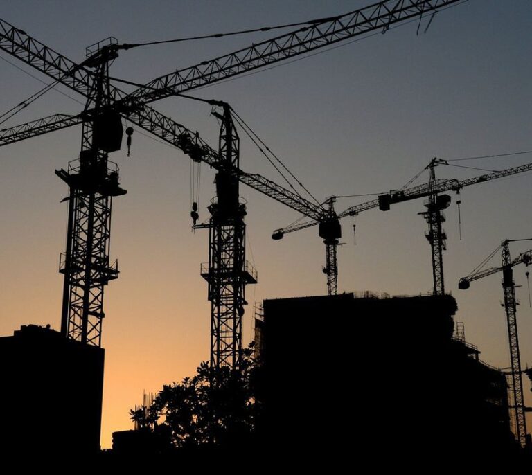 Ni obras ni viviendas: el crédito bancario se aleja de la construcción y el inmobiliario