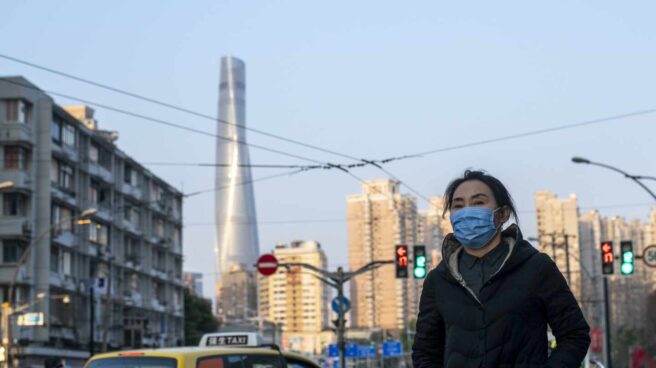 Un residente en Shanghai en una imagen tomada en febrero de 2020