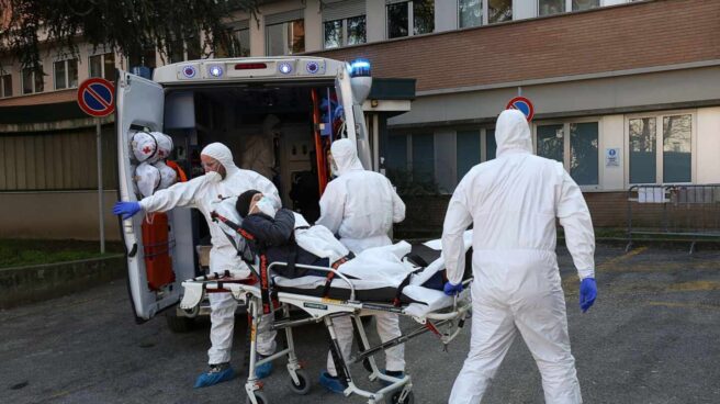 Equipos sanitarios especiales trasladan a un paciente en el Hospital de Padua, en la región italiana del Véneto.