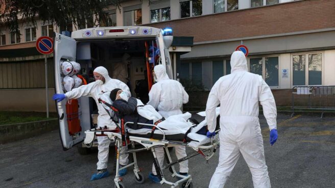 Coronavirus Italia Equipos sanitarios especiales trasladan a un paciente en el Hospital de Padua, en la región italiana del Véneto.