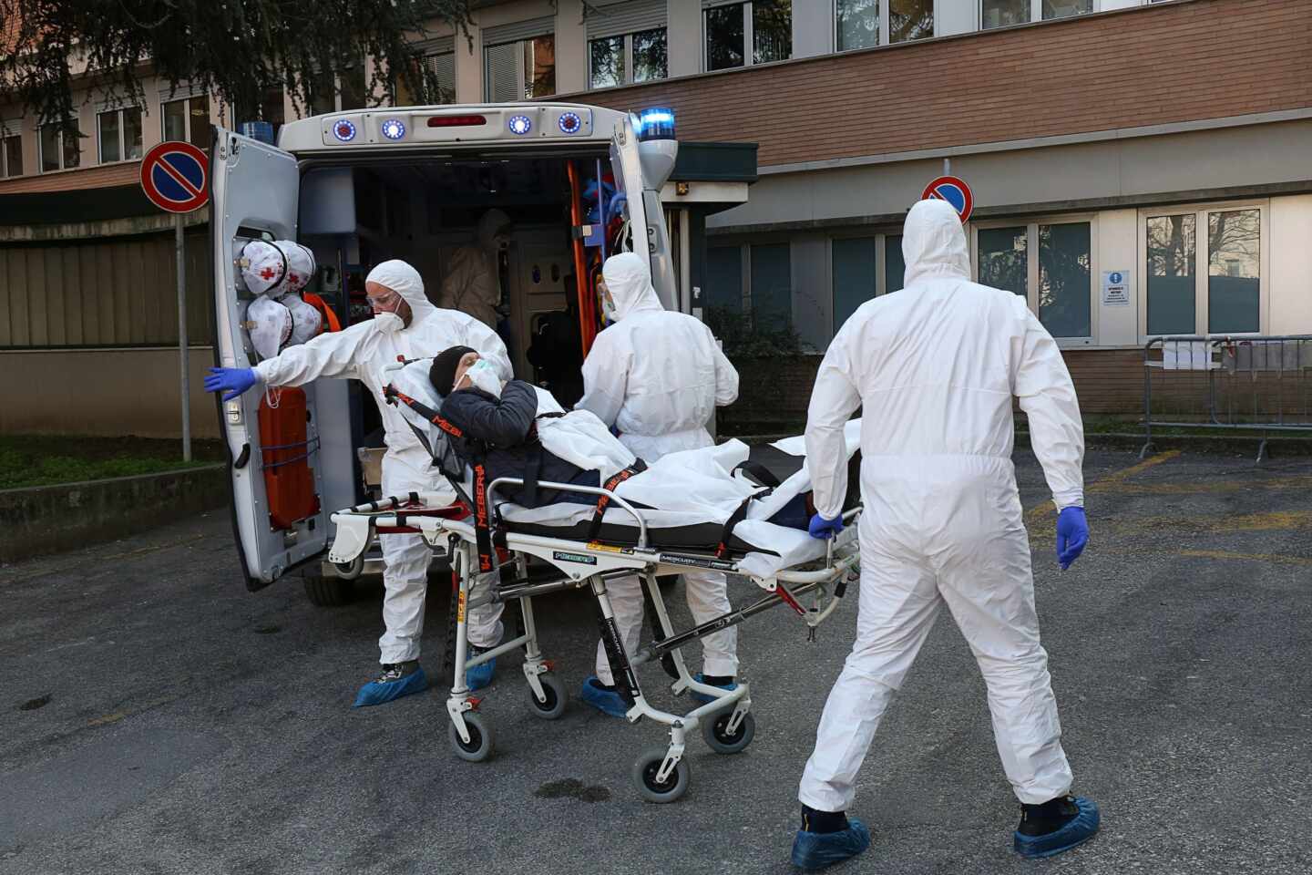 Equipos sanitarios especiales trasladan a un paciente en el Hospital de Padua, en la región italiana del Véneto.