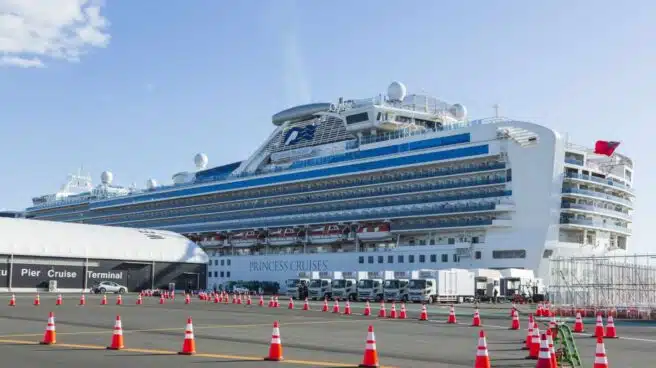 Mueren dos pasajeros del crucero en cuarentena en Japón a causa del coronavirus