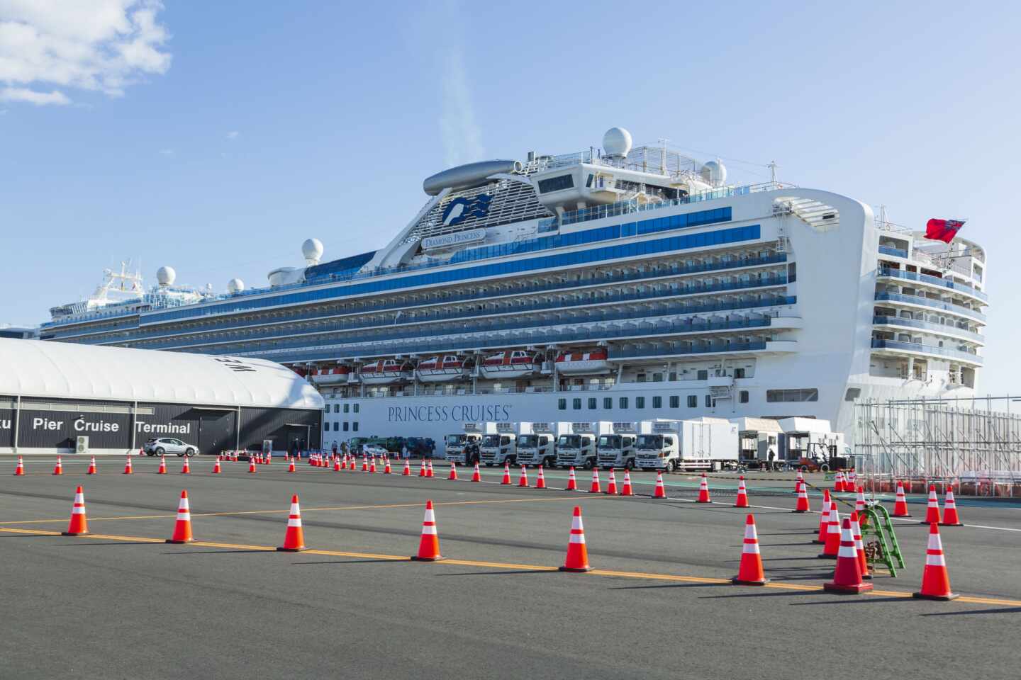 Mueren dos pasajeros del crucero en cuarentena en Japón a causa del coronavirus