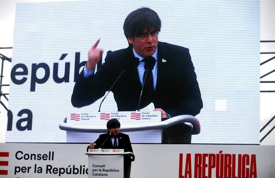 Puigdemont pide reforzar su Consejo por la República porque "la confrontación con el Estado es inevitable"