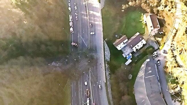 Vista aerea de la ladera desprendida sobre la autopista A-8 que comunica Bilbao y San Sebastián.