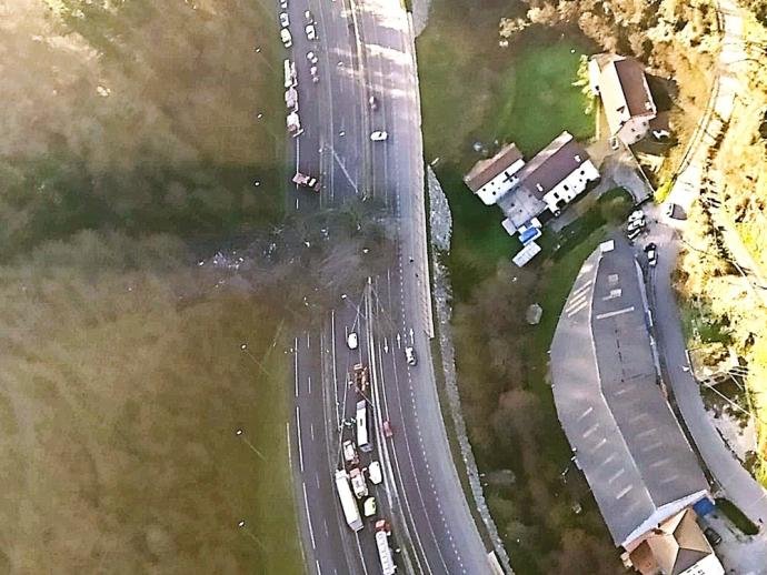 Vista aerea de la ladera desprendida sobre la autopista A-8 que comunica Bilbao y San Sebastián.