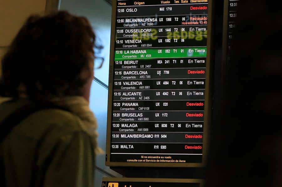 Un pasajero consulta los paneles de Barajas con los vuelos desviados por el cierre del espacio aéreo.
