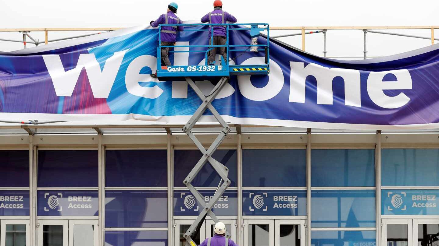 Dos trabajadores en la Fira de Barcelona donde se ultimaban los preparativos para el Congreso Mundial de Móviles (MWC) de Barcelona.
