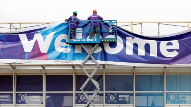 Dos trabajadores en la Fira de Barcelona donde se ultimaban los preparativos para el Congreso Mundial de Móviles (MWC) de Barcelona.