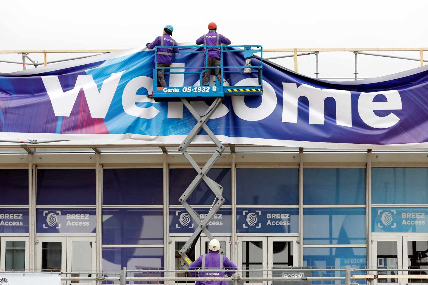 Dos trabajadores en la Fira de Barcelona donde se ultimaban los preparativos para el Congreso Mundial de Móviles (MWC) de Barcelona.