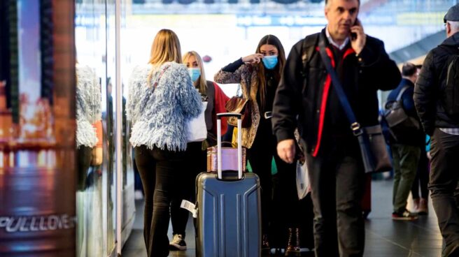 Varios viajeros con mascarillas en la estación Termini de Roma por el temor al coronavirus.
