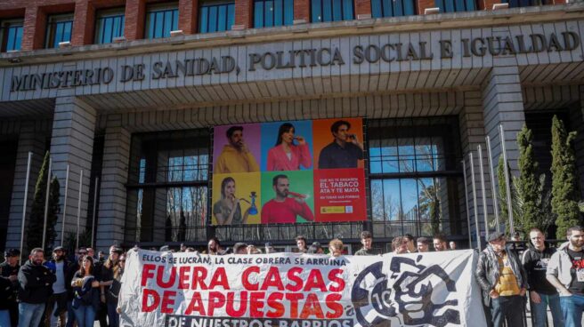 Concentración a las puertas del Ministerio de Sanidad, Política Social e Igualdad, este viernes.