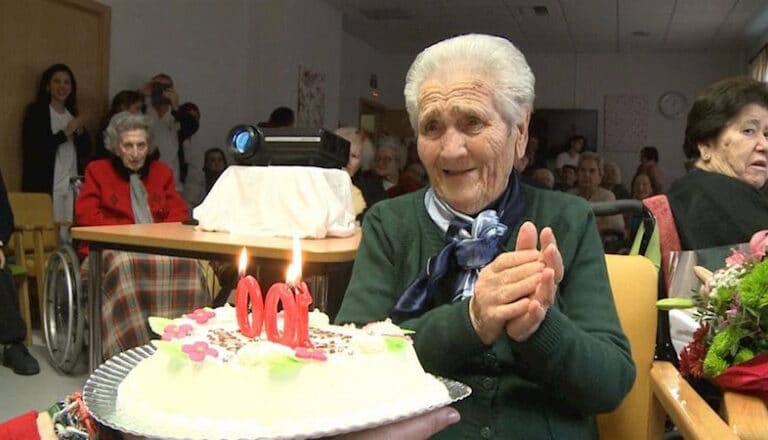 Homenajean en Villafranca de los Barros (Badajoz) a una vecina que cumple 100 años