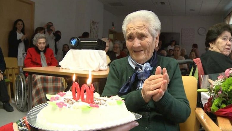 Homenajean en Villafranca de los Barros (Badajoz) a una vecina que cumple 100 años