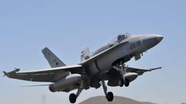 Un caza del Ejército acompaña al avión de Air Canadá para comprobar la avería