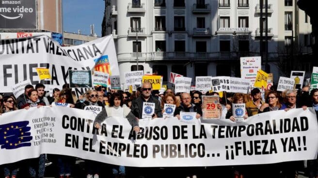 Miles de interinos se manifiestan en Madrid.