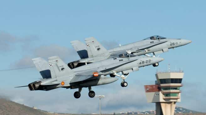 Dos F-18 del Ejército del Aire despegan desde una base militar.