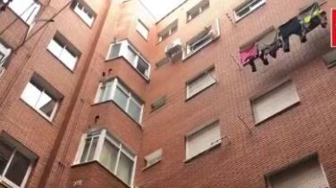 Muere un hombre al caer por la ventana de su casa mientras limpiaba la fachada