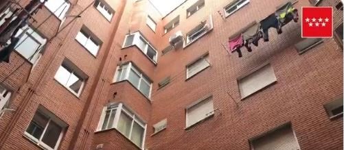 Muere un hombre al caer por la ventana de su casa mientras limpiaba la fachada