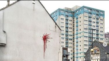 Banksy pinta una 'explosión' de rosas en un mural en Bristol la noche de San Valentín